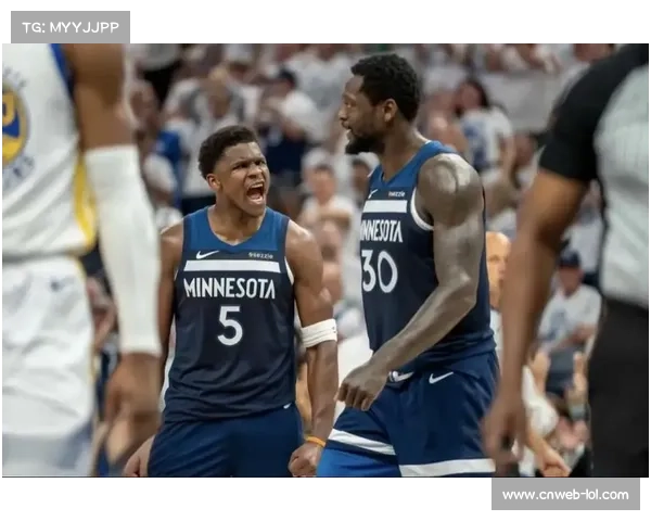 爱德华兹创里程碑后与队友相拥，庆祝历史时刻